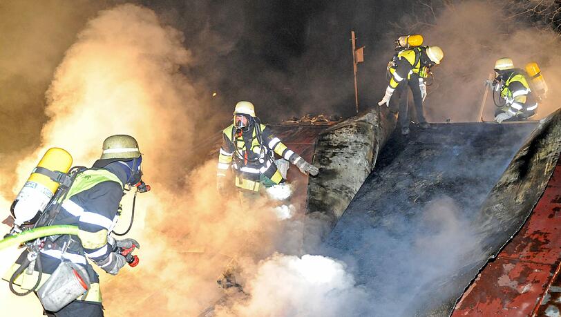 ... ruft die Feuerwehr. Um den Brand zu löschen, öffnen die Einsatzkräfte der Feuerwehr den Dachstuhl an mehrern Stellen, um einzelne Brandnester zu löschen. ... ruft die Feuerwehr. Um den Brand zu löschen, öffnen die Einsatzkräfte der Feuerwehr den Dachstuhl an mehrern Stellen, um einzelne Brandnester zu löschen.