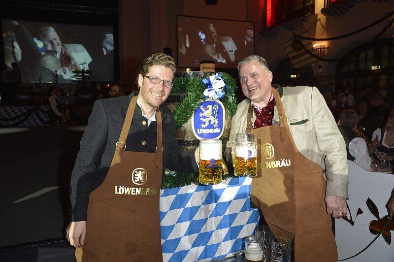 Auch dieses Jahr feierten 2.000 Gäste am Auftakt-Abend der Nacht der Tracht in Dirndl und Lederhosn ein rauschendes Fest im Löwenbräukeller! Bereits zum 12. Mal zapften die Veranstalter Wiesnwirt Christian Schottenhamel und Eventmanager Philip Greffenius beim traditionellen Anstich der Nacht der Tracht das erste Fass gekonnt mit nur zwei Schlägen an, und freuten sich über die gute Stimmung im Festsaal. Die Bilder!