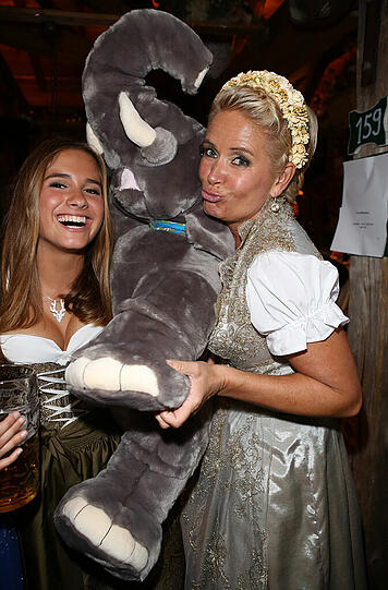 Auch am Dienstag wieder auf der Wiesn: Claudia Effenberg mit Tochter Lucia Strunz im Käferzelt.