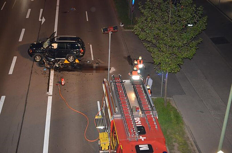 Einsatzkräfte am Unfallort. Das Motorrad fuhr mit hohem Tempo in den Jeep, als dieser abbiegen wollte. Der Motorradfahrer erlag seinen schweren Verletzungen im Krankenhaus.