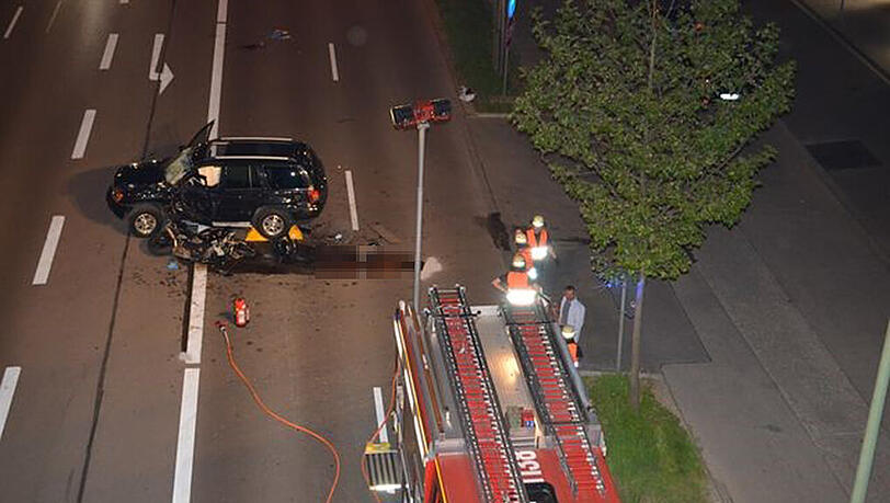 Einsatzkräfte am Unfallort. Das Motorrad fuhr mit hohem Tempo in den Jeep, als dieser abbiegen wollte. Der Motorradfahrer erlag seinen schweren Verletzungen im Krankenhaus. Einsatzkräfte am Unfallort. Das Motorrad fuhr mit hohem Tempo in den Jeep, als dieser abbiegen wollte. Der Motorradfahrer erlag seinen schweren Verletzungen im Krankenhaus.