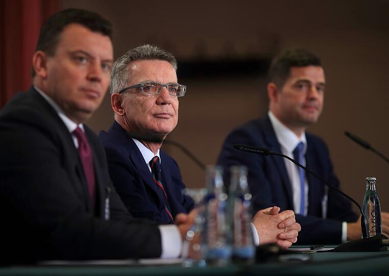Bundesinnenminister Thomas de Maiziere sitzt am 23.06.2015 während der Pressekonferenz zur CDU/CSU Fraktionsvorsitzendenkonferenz zwischen dem sächsischen CDU-Fraktionsvorsitzenden Mike Mohring (r) und Andre Schröder (l), CDU-Fraktionsvorsitzender Sachsen-Anhalts. Die CSU hat Unterstützung in der CDU für die Forderung nach europäischen Asylzentren in Nordafrika gewonnen.