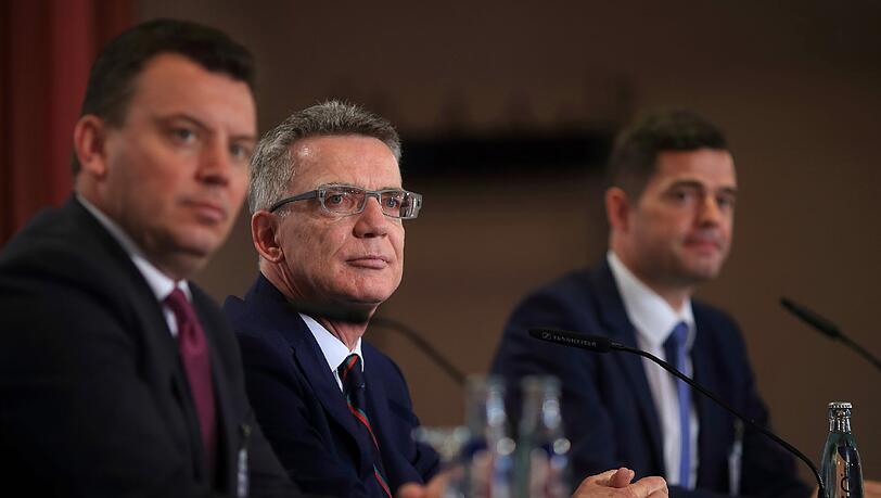 Bundesinnenminister Thomas de Maiziere sitzt am 23.06.2015 während der Pressekonferenz zur CDU/CSU Fraktionsvorsitzendenkonferenz zwischen dem sächsischen CDU-Fraktionsvorsitzenden Mike Mohring (r) und Andre Schröder (l), CDU-Fraktionsvorsitzender Sachsen-Anhalts. Die CSU hat Unterstützung in der CDU für die Forderung nach europäischen Asylzentren in Nordafrika gewonnen. Bundesinnenminister Thomas de Maiziere sitzt am 23.06.2015 während der Pressekonferenz zur CDU/CSU Fraktionsvorsitzendenkonferenz zwischen dem sächsischen CDU-Fraktionsvorsitzenden Mike Mohring (r) und Andre Schröder (l), CDU-Fraktionsvorsitzender Sachsen-Anhalts. Die CSU hat Unterstützung in der CDU für die Forderung nach europäischen Asylzentren in Nordafrika gewonnen.