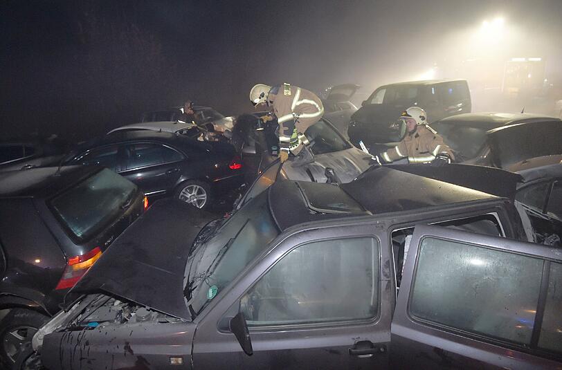 Bei einer Massenkarambolage auf der A 33 bei Paderborn sind ein Mann getötet und 66 Menschen zum Teil schwer verletzt worden.