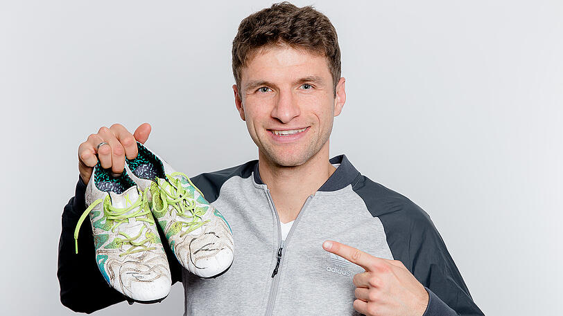 Thomas Müller trennt sich unter anderem auch von diesen getragenen Fußballschuhen.