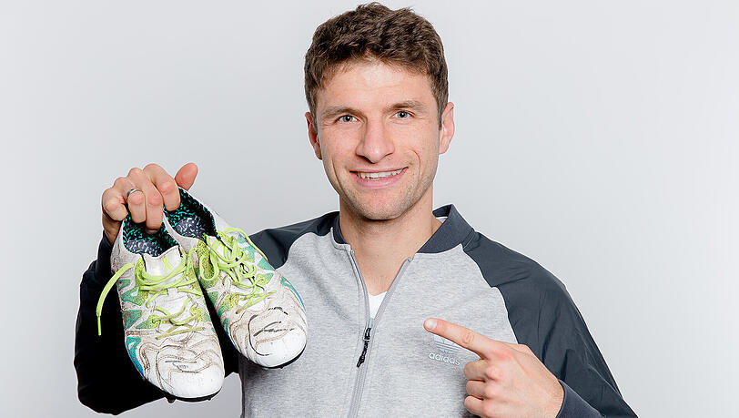 Thomas Müller trennt sich unter anderem auch von diesen getragenen Fußballschuhen. Thomas Müller trennt sich unter anderem auch von diesen getragenen Fußballschuhen.
