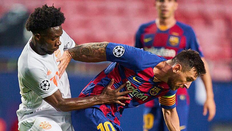 Der ewige Superstar und der künftige im Zweikampf: Barcelonas Lionel Messi (l.) und Bayern-Verteidiger Alphonso Davies im Viertelfinale der Champions League, das Bayern 8:2 gewinnt. Der ewige Superstar und der künftige im Zweikampf: Barcelonas Lionel Messi (l.) und Bayern-Verteidiger Alphonso Davies im Viertelfinale der Champions League, das Bayern 8:2 gewinnt.