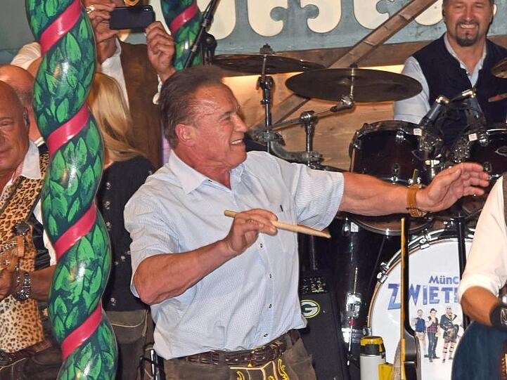 Der Terminator dirigiert: Arnold Schwarzenegger auf dem Oktoberfest.
