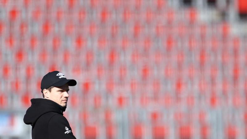 Nürnberger Trainer Robert Klauß steht auf einem Platz.