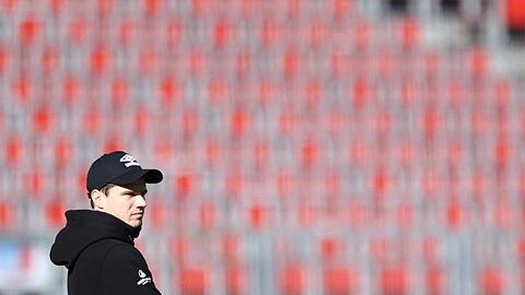 Nürnberger Trainer Robert Klauß steht auf einem Platz.