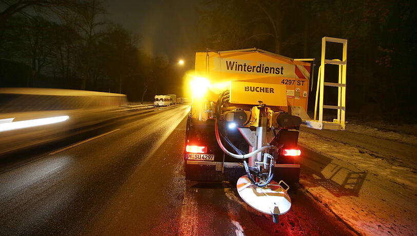 Das Salz hat den Schnee auf der Siemensallee schon aufgelöst. Das Salz hat den Schnee auf der Siemensallee schon aufgelöst.