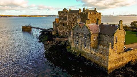 Blackness Castle in Schottland war schon Filmset für "Hamlet", "Ivanhoe" und zuletzt "Outlander" - und somit Reiseziel für die sogenannten "Set-Jetter".