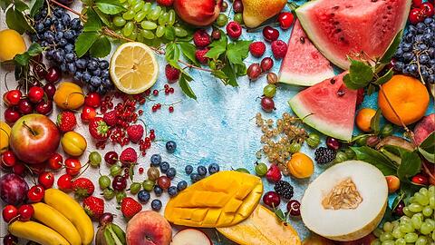 Verschiedene Melonen- und Beerensorten gehören zu den absoluten Sommer-Superfoods.