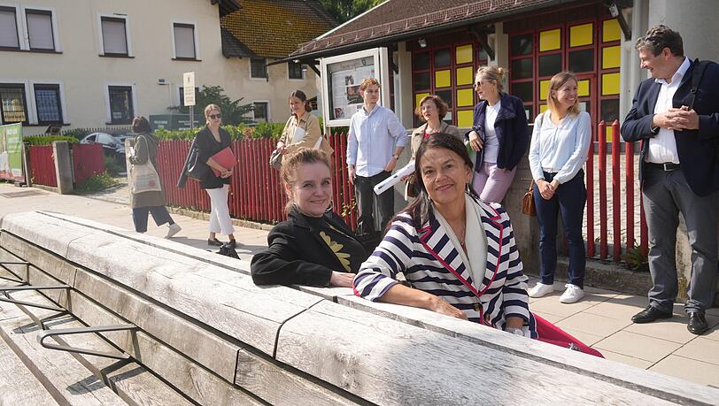 Gute Laune beim Stadtviertel-Spaziergang: Baureferentin Jeanne-Marie Ehbauer (li) und Stadtbaurätin Elisabeth Merk erklären das Sanierungsgebiet Trudering.