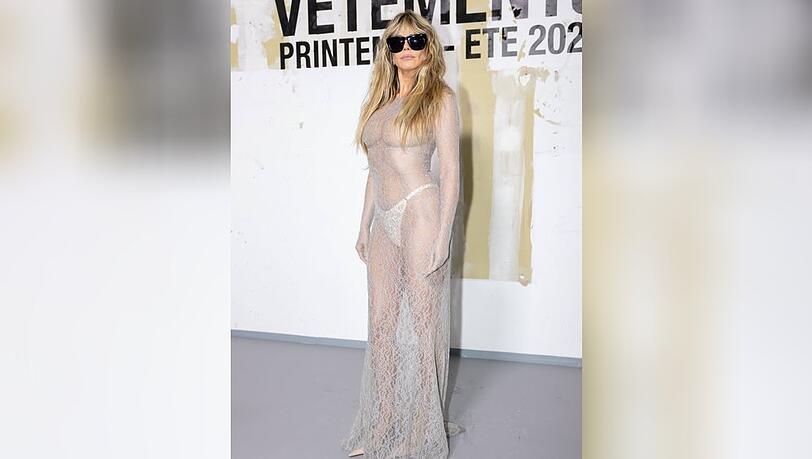 Heidi Klum präsentiert ein durchsichtigem Kleid in Paris.