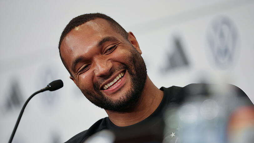 Jonathan Tah zegit sich gut gelaunt auf der Pressekonferenz.