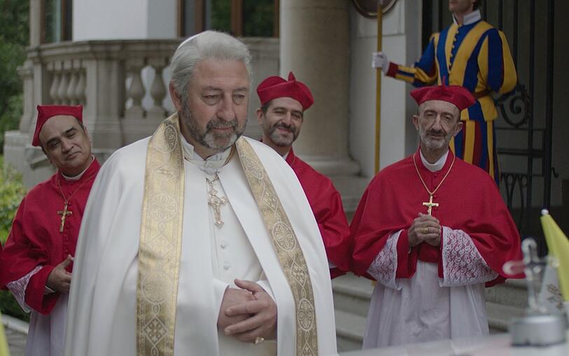 Der neue Papst (Kad Merad, Mitte) plant seine erste Reise nach Südamerika. Doch leider ist der Vatikan pleite. Der neue Papst (Kad Merad, Mitte) plant seine erste Reise nach Südamerika. Doch leider ist der Vatikan pleite.