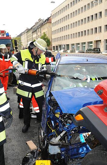 Die Feuerwehr befreit das Unfallopfer aus dem völlig zerstörten Kleinwagen.