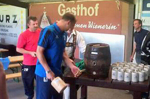 Gabor Kiraly zapft das Freibier-Fass an.