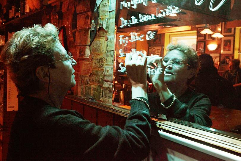 Evi Hentschel-Meister schreibt das Wochenprogramm an den Spiegel &ndash; vor 20 Jahren hat sie die kleine Bar eröffnet.
