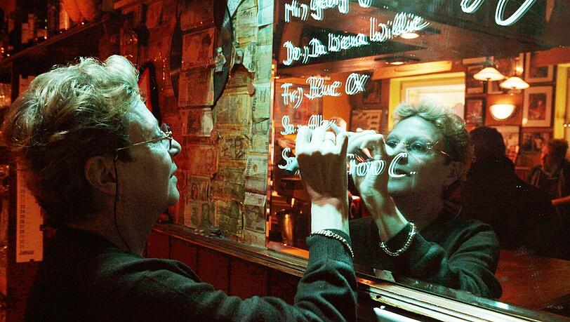 Evi Hentschel-Meister schreibt das Wochenprogramm an den Spiegel – vor 20 Jahren hat sie die kleine Bar eröffnet. Evi Hentschel-Meister schreibt das Wochenprogramm an den Spiegel – vor 20 Jahren hat sie die kleine Bar eröffnet.