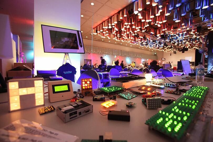 Bilder vom Treffen des Chaos Computer Clubs beim 30. Chaos Communication Congress (30C3). Mit dabei auch der britische Medienkünstler und Veteran des Chaos Computer Clubs (CCC), Tim Pritlove. Die Hacker treffen sich bis zum 30.12.2013 in Hamburg, wo das das größte Treffen der Hackerszene in Europa stattfindet.