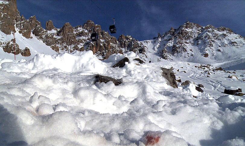 Im Hintergrund das Fels-Massiv des Ski-Ortes Meribel, im Verdergrund eine hügelige Fläche, große Steine teilweise von Schnee bedeckt: Hier verunglückte Michael Schumacher.