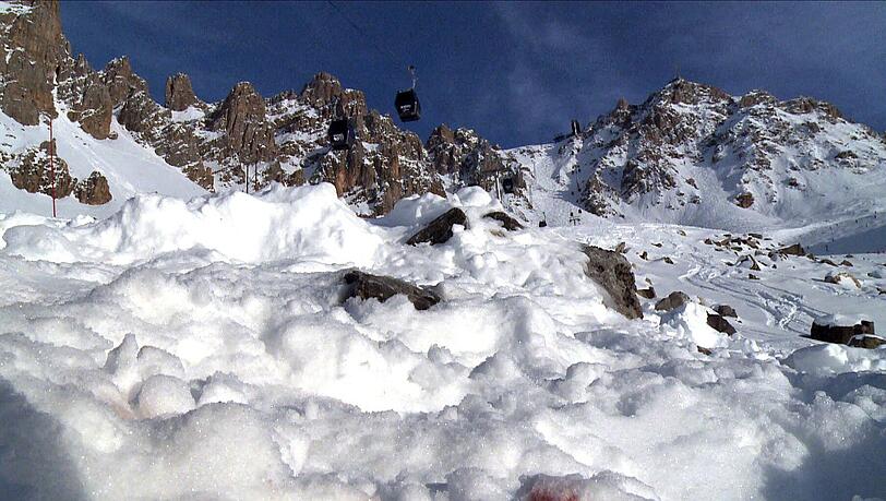 Im Hintergrund das Fels-Massiv des Ski-Ortes Meribel, im Verdergrund eine hügelige Fläche, große Steine teilweise von Schnee bedeckt: Hier verunglückte Michael Schumacher. Im Hintergrund das Fels-Massiv des Ski-Ortes Meribel, im Verdergrund eine hügelige Fläche, große Steine teilweise von Schnee bedeckt: Hier verunglückte Michael Schumacher.