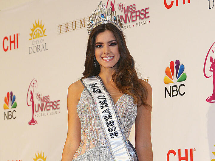 So sieht die aktuell schönste Frau des Universums aus: Paulina Vega mit Siegerkrone und Schärpe