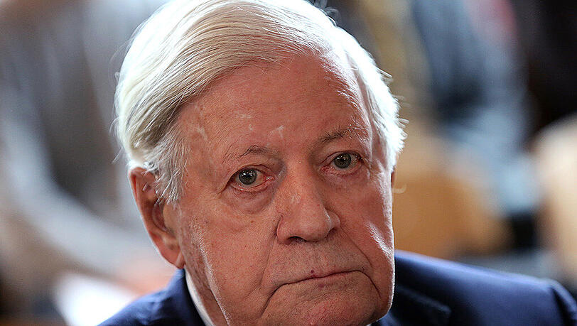 Altbundeskanzler Helmut Schmidt (SPD) liegt auf der Intensivstation. Altbundeskanzler Helmut Schmidt (SPD) liegt auf der Intensivstation.