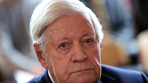 Altbundeskanzler Helmut Schmidt (SPD) liegt auf der Intensivstation.
