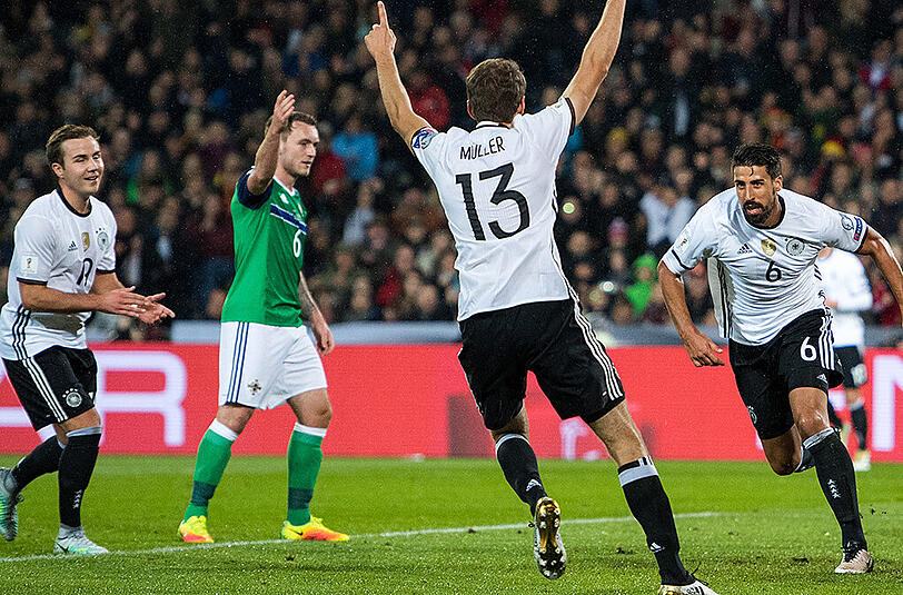 Knallhart &ndash; und cool vor dem Tor: Sami Khedira (r.) jubelt nach seinem 2:0 gegen Nordirland.