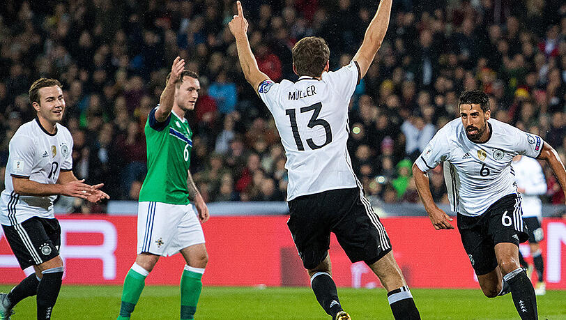 Knallhart – und cool vor dem Tor: Sami Khedira (r.) jubelt nach seinem 2:0 gegen Nordirland. Knallhart – und cool vor dem Tor: Sami Khedira (r.) jubelt nach seinem 2:0 gegen Nordirland.