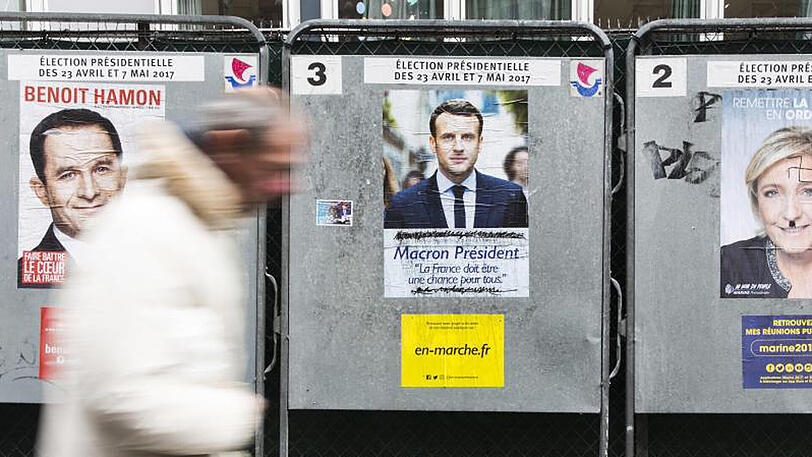 Journalisten des Senders France 2 führen nacheinander Einzelinterviews mit den Politikern.