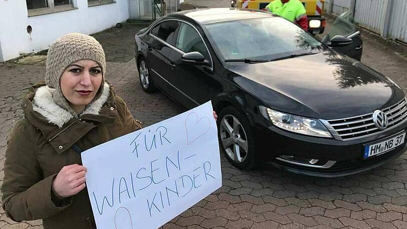 Kader K. wurde hinter diesem Auto durch Hamelns Innenstadt geschleift - jetzt will sie das Tatfahrzeug für einen guten Zweck versteigern.