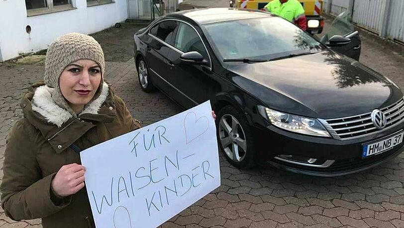 Kader K. wurde hinter diesem Auto durch Hamelns Innenstadt geschleift - jetzt will sie das Tatfahrzeug für einen guten Zweck versteigern. Kader K. wurde hinter diesem Auto durch Hamelns Innenstadt geschleift - jetzt will sie das Tatfahrzeug für einen guten Zweck versteigern.