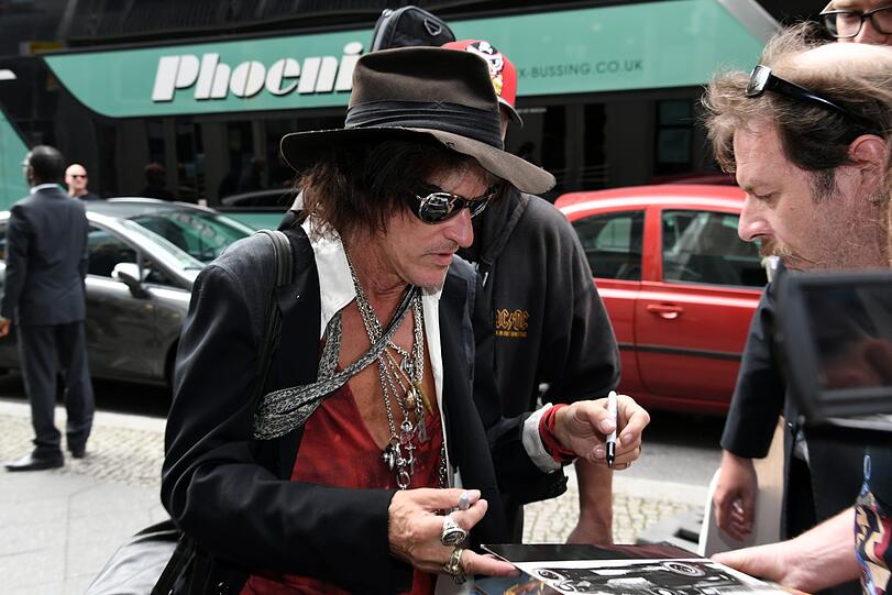 Joe Perry (Aerosmith) kommt am Berliner Hotel an und gibt Autogramme.