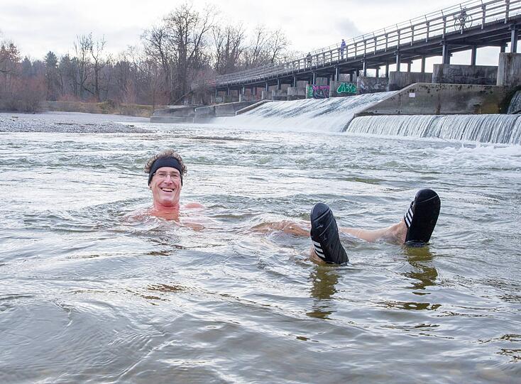 Auch Norbert Mayer (60) traut sich am Neujahrstag in die Isar