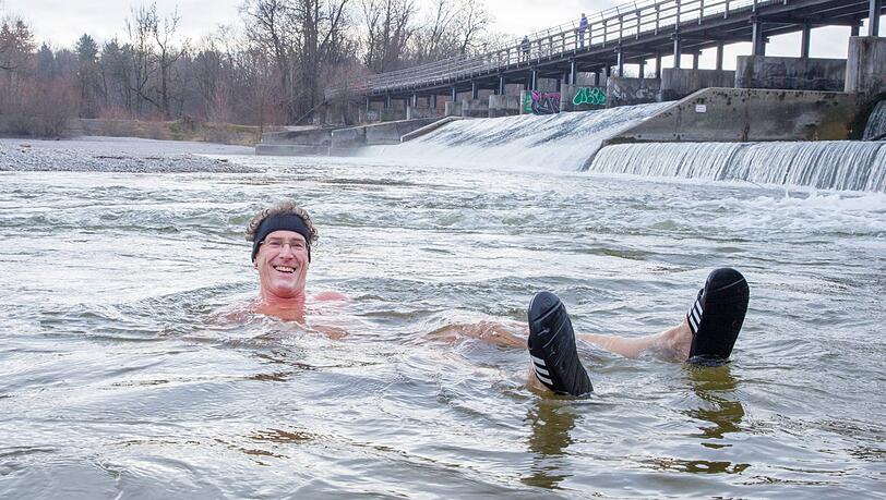 Auch Norbert Mayer (60) traut sich am Neujahrstag in die Isar