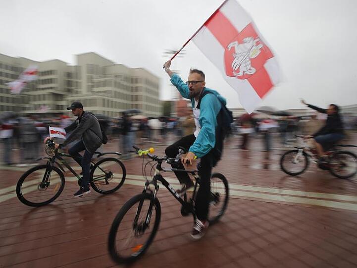 Aktivisten der Opposition in Belarus kritisieren die Wahl des autoritären Präsidenten Lukaschenko.
