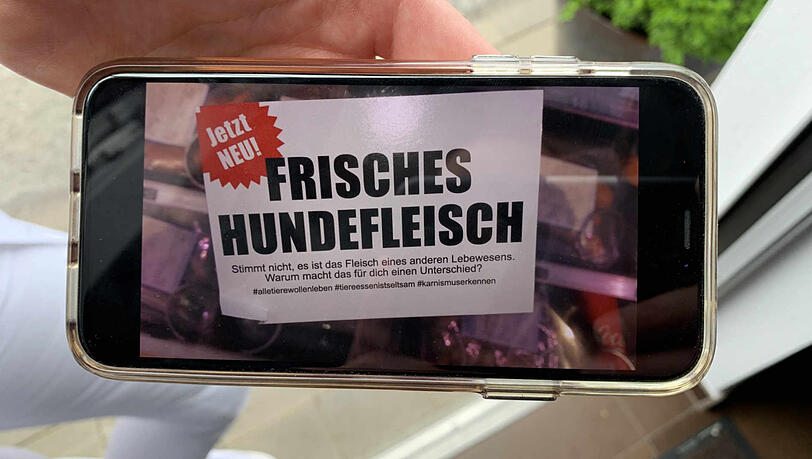 Das Bild zeigt einen der besagten Aufkleber. Das Bild zeigt einen der besagten Aufkleber.