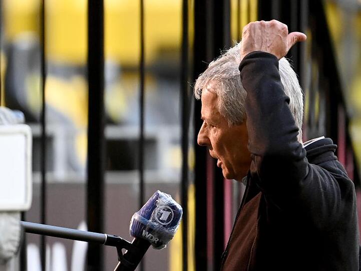 Dortmunds Trainer Lucien Favre im Interview. Foto: Federico Gambarini/dpa-Pool/dpa