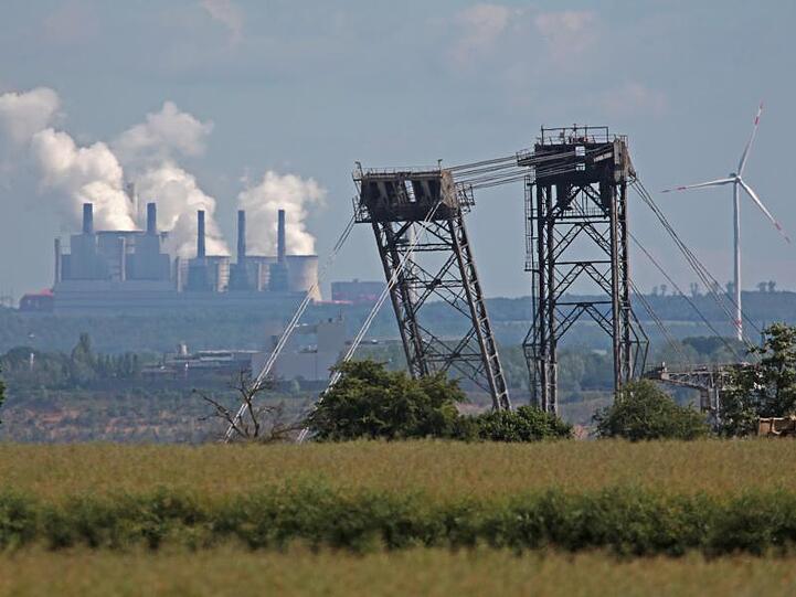 Der Tagebau Hambach im Rheinland und das Kraftwerk Neurath.