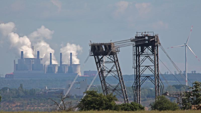 Der Tagebau Hambach im Rheinland und das Kraftwerk Neurath. Der Tagebau Hambach im Rheinland und das Kraftwerk Neurath.