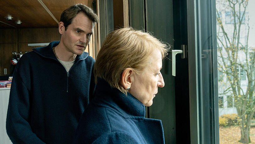 Felix Voss (Fabian Hinrichs) und Paula Ringelhahn (Dagmar Manzel) sind bestürzt über die aktuellen Entwicklungen des Falls in einer Szene aus "Tatort: Wo ist Mike?". Felix Voss (Fabian Hinrichs) und Paula Ringelhahn (Dagmar Manzel) sind bestürzt über die aktuellen Entwicklungen des Falls in einer Szene aus "Tatort: Wo ist Mike?".