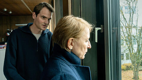 Felix Voss (Fabian Hinrichs) und Paula Ringelhahn (Dagmar Manzel) sind bestürzt über die aktuellen Entwicklungen des Falls in einer Szene aus "Tatort: Wo ist Mike?".
