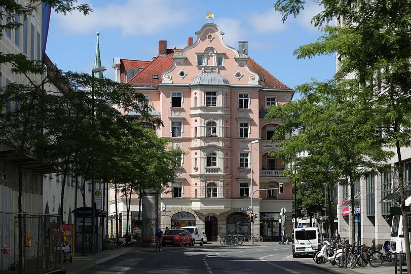 Prominenter Platz: die Schauseite vom Oraghaus am Oberanger.