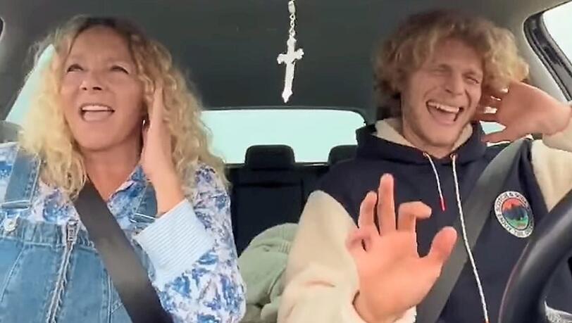 "We are family!": Mit der Mama im Auto harmoniert Hobby-Sänger Verlaat nicht nur frisurtechnisch bestens.