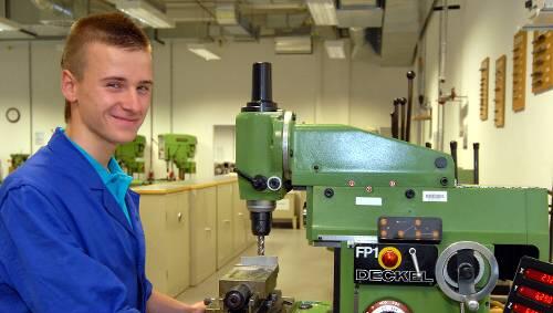 Jasko Uglijesa hat's geschafft: Er hat eine Lehrstelle bei Siemens. Jasko Uglijesa hat's geschafft: Er hat eine Lehrstelle bei Siemens.
