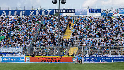 Die Löwenfans in der Westkurve des Grünwalder Stadions.